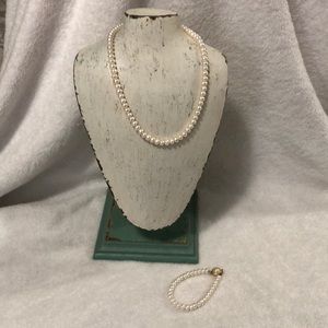 Pearl necklace and bracelet set
